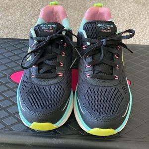 SKECHERS D’Lux Walker Air Cooled Memory Foam fitness sneakers, size 6.5 medium